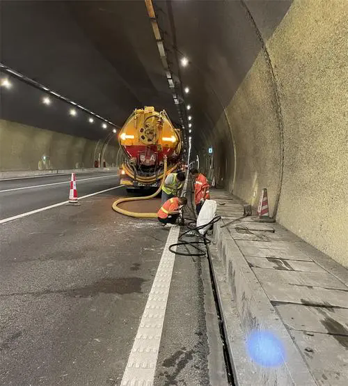 松阳隧道排水渠清淤